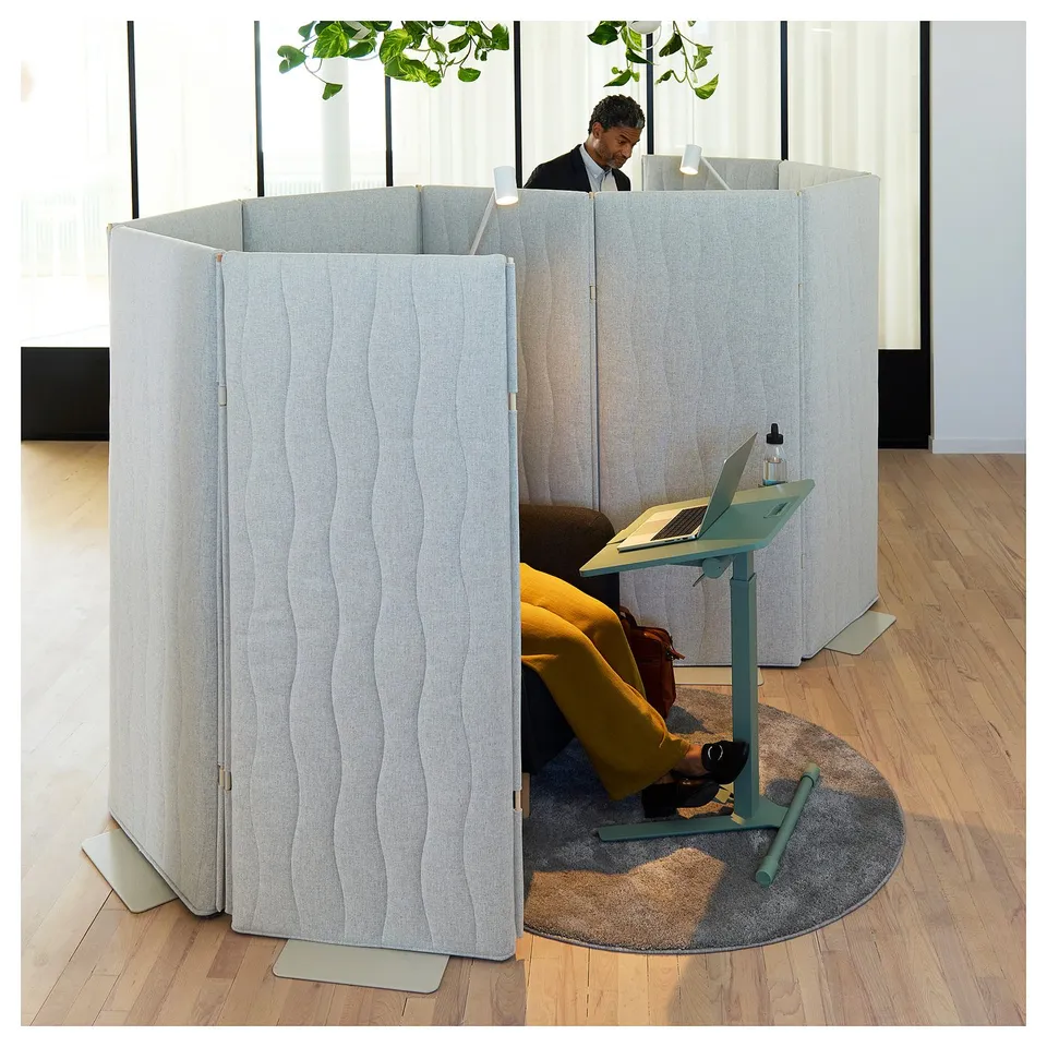 Acoustic privacy screen MITTZON with wave pattern, light grey, fabric covered, portable, rectangular shape with rounded edges.