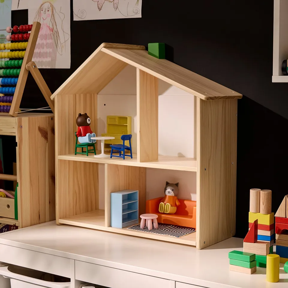 HUSET in a room