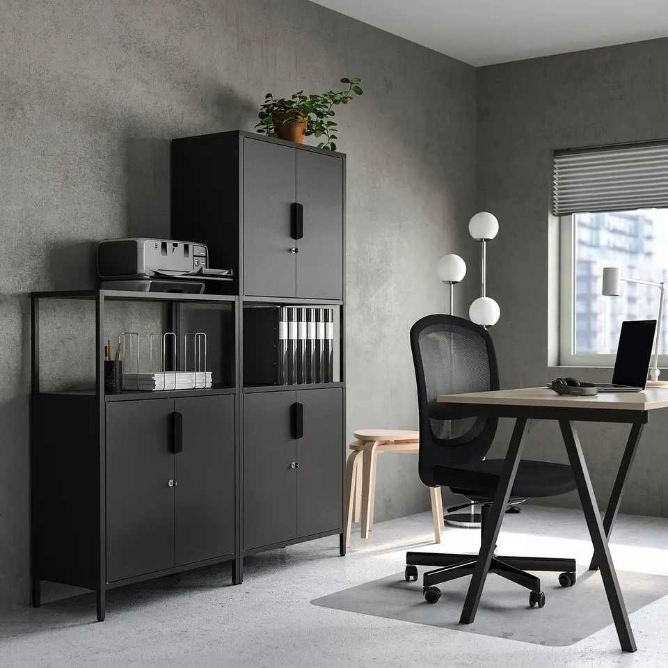 TROTTEN in a room