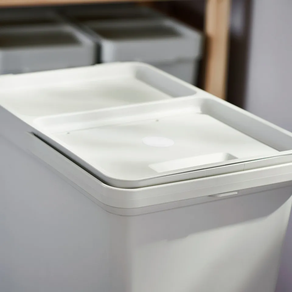 A white HÅLLBAR waste sorting bin with a lid, designed for recycling at home.