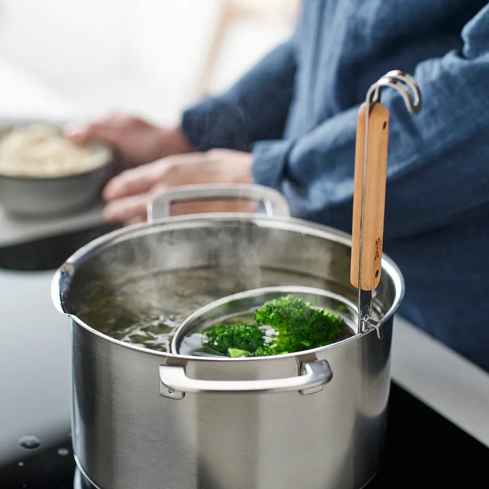 Boiling broccoli with steam