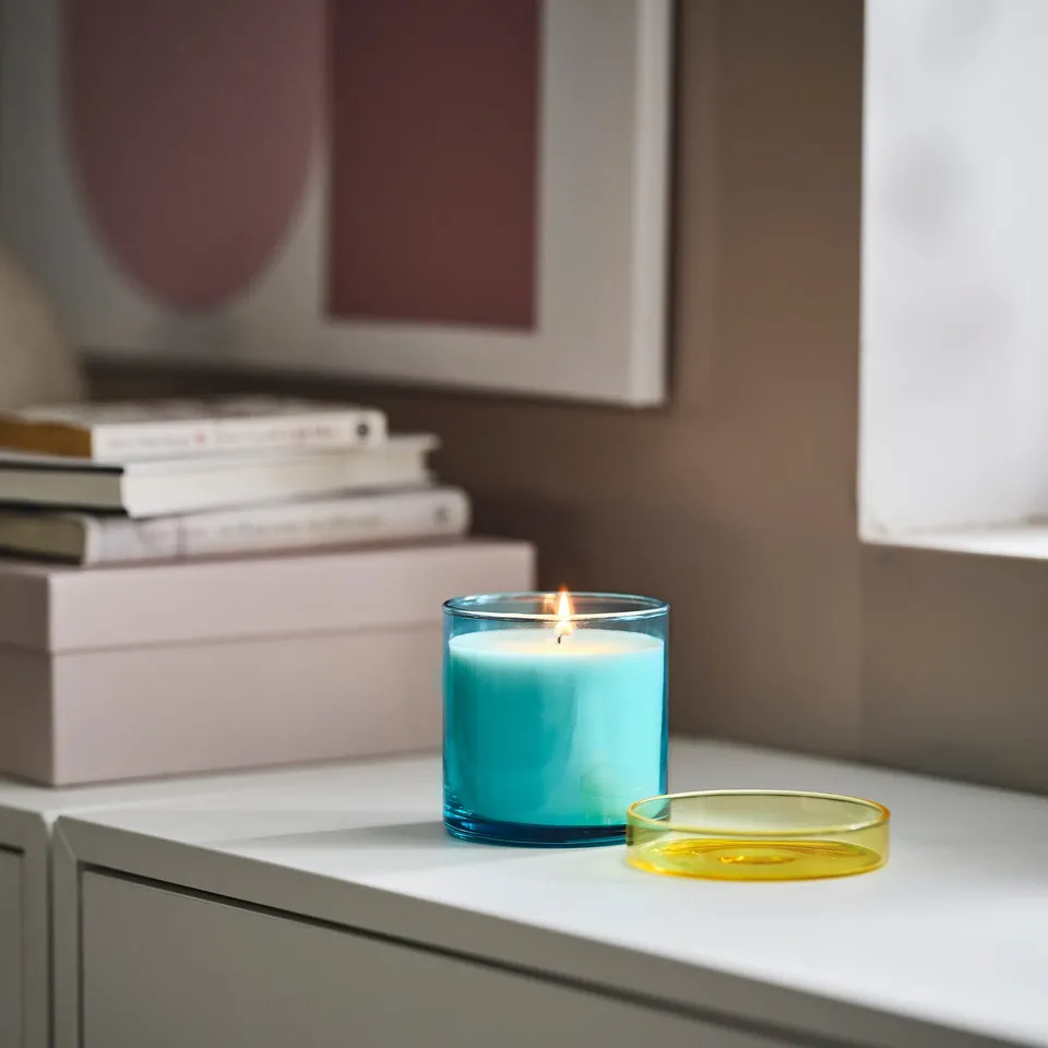 DVÄRGHÖK Scented candle in glass with lid, Fig leaf blue/light yellow, 50 hr