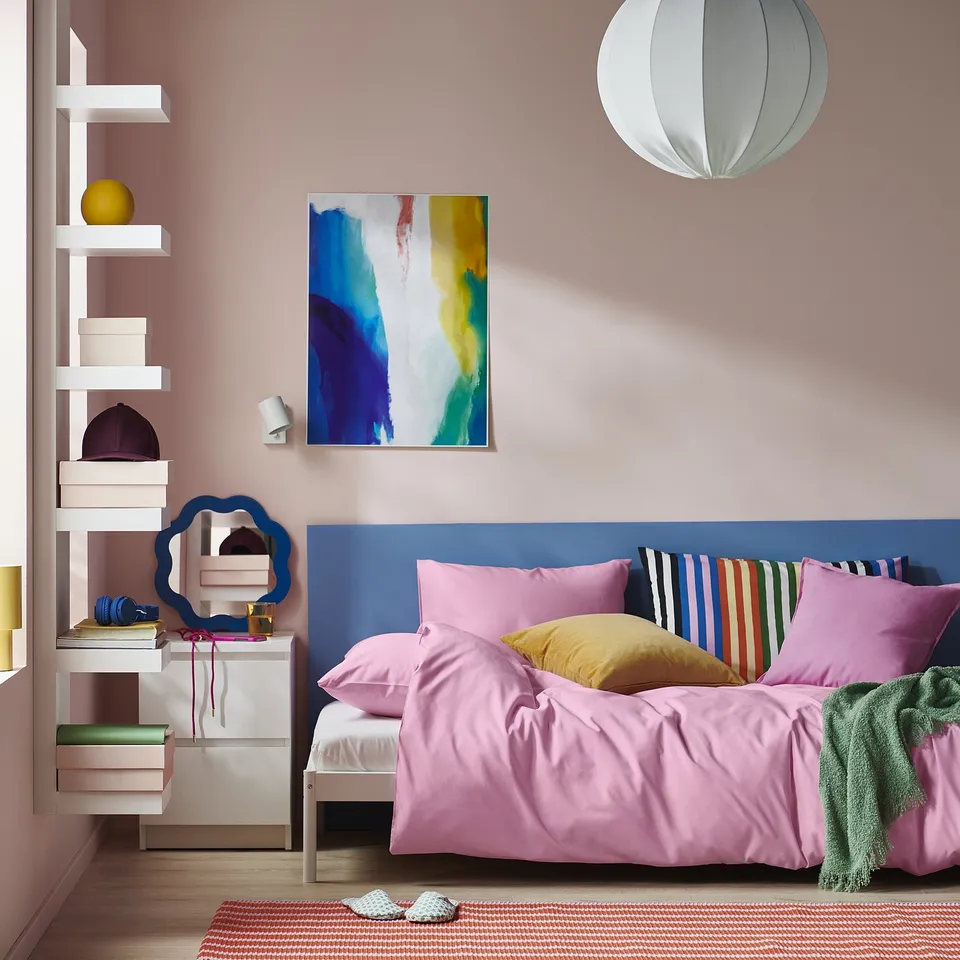 PILTANDVINGE in a room