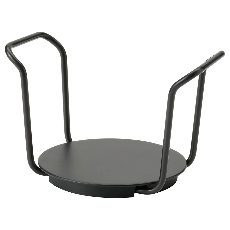 A black UPPDATERA plate holder with handles. The round base with adjustable dividers keeps plates secure.