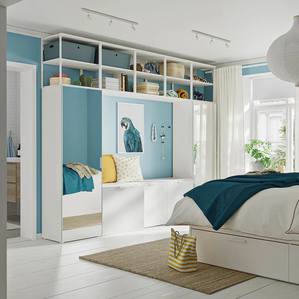 STRAUMEN in a room