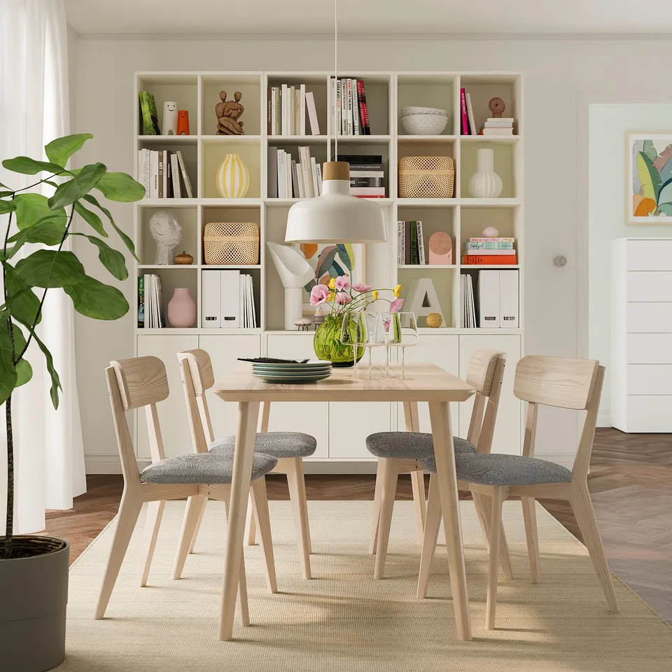 LISABO / LISABO in a room
