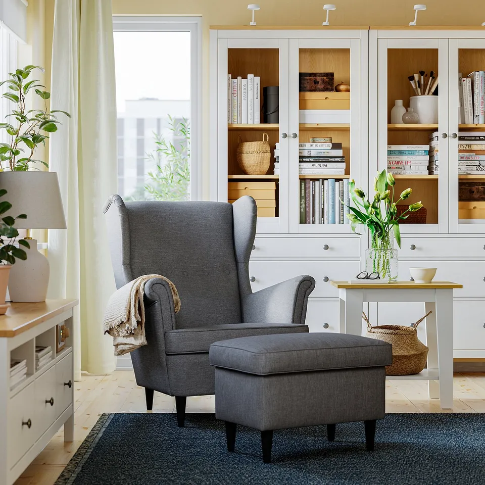 STRANDMON in a room