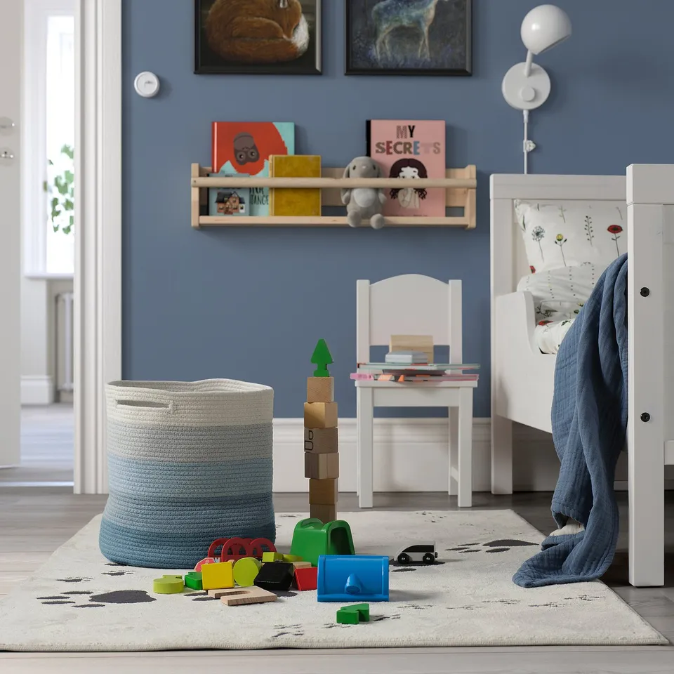 LILLÅKRE in a room