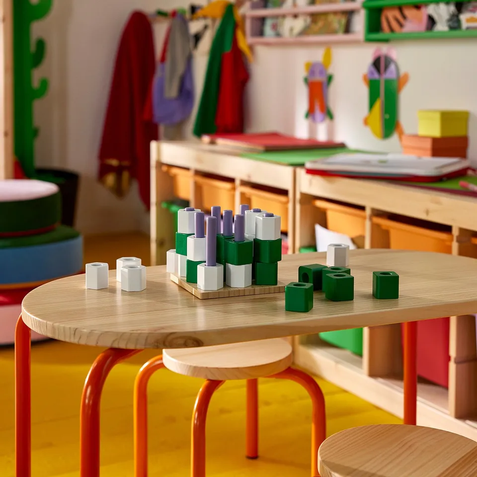GREJSIMOJS in a room
