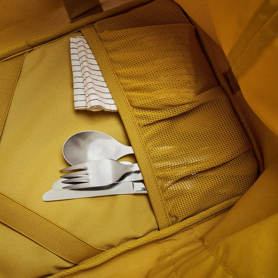 Cool bag with metal cutlery. Mesh pockets, sturdy fabric, well-organized compartments.