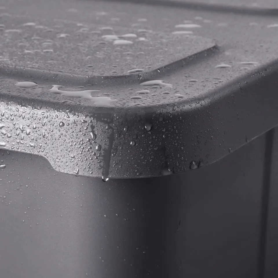 Close-up of water droplets on KLÄMTARE box lid showing waterproof edge detail.
