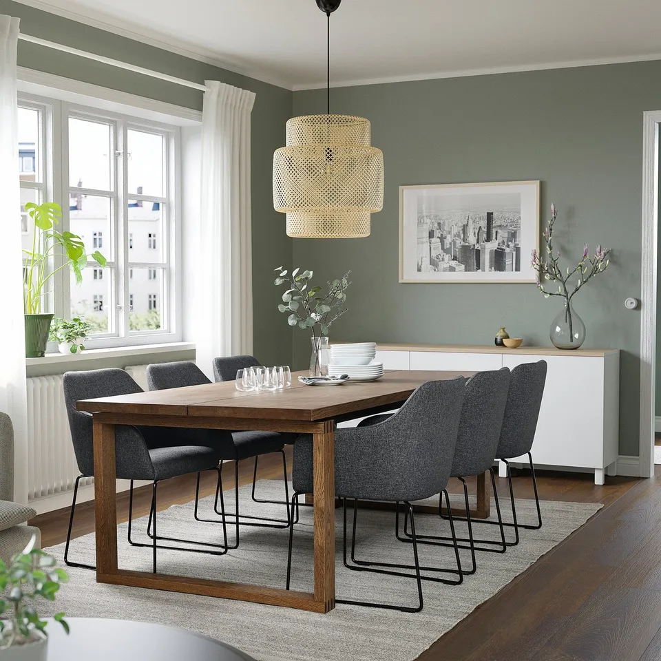 MÖRBYLÅNGA in a room