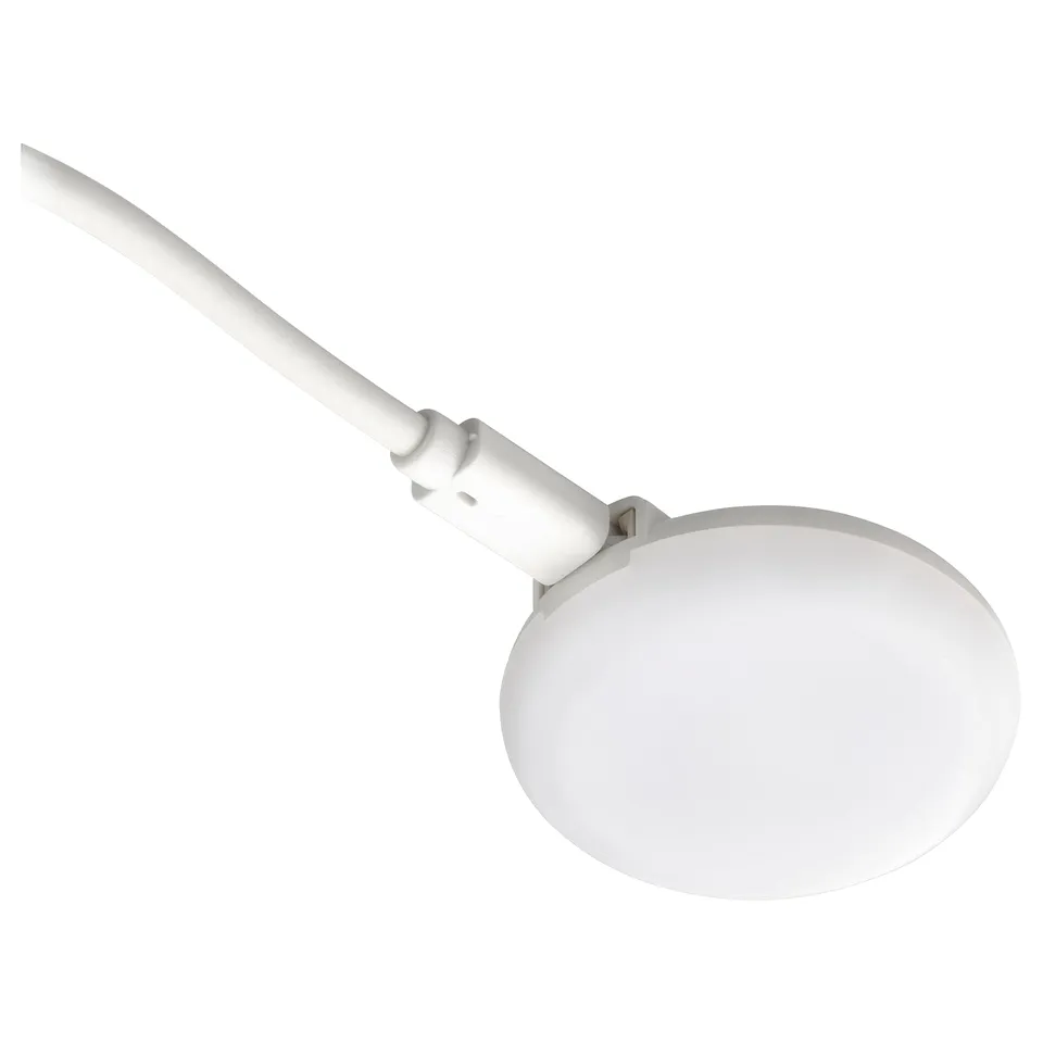 A KAPPLAKE white spotlight with a round diffuser and a flexible white cable. Its modern design makes it ideal for compact spaces.