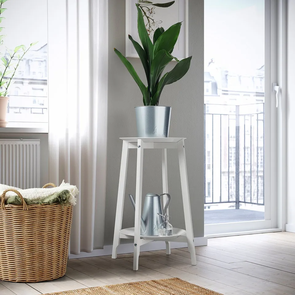 ALPVIDE in a room