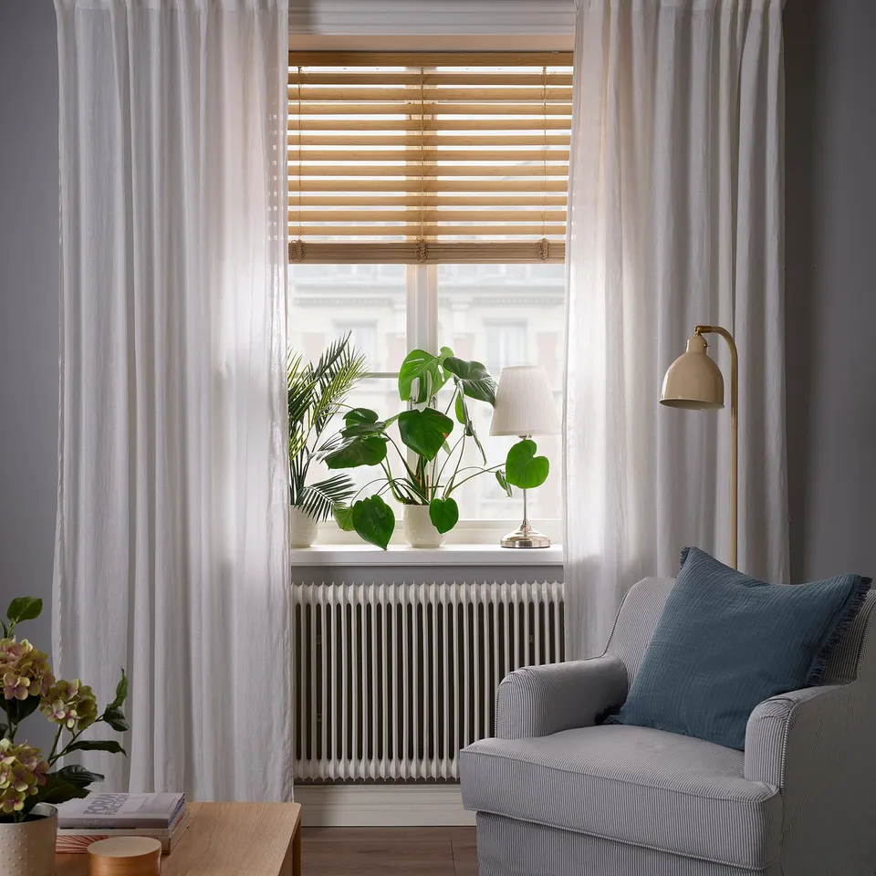 VECKLARFLY in a room