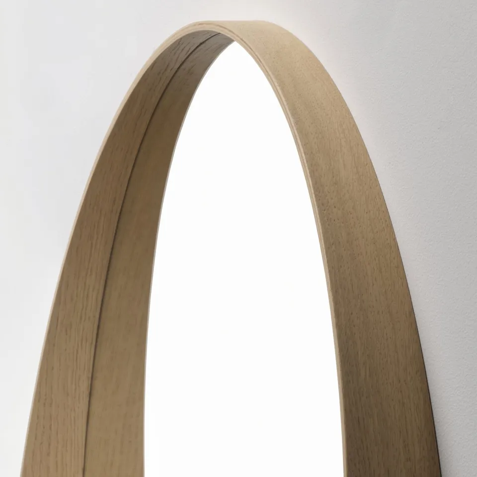 Arch-style wooden mirror with sleek, light oak veneer and subtle grain texture, reflecting high-quality craftsmanship.