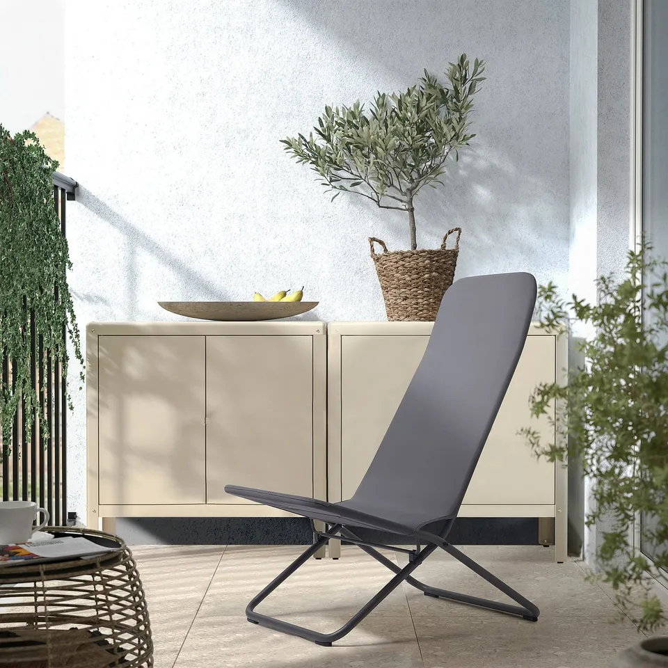 VIGGSÖ foldable lounge chair: modern outdoor comfort. Steel frame, polyester fabric. Small, ideal for balconies. Cosy, minimalist design.