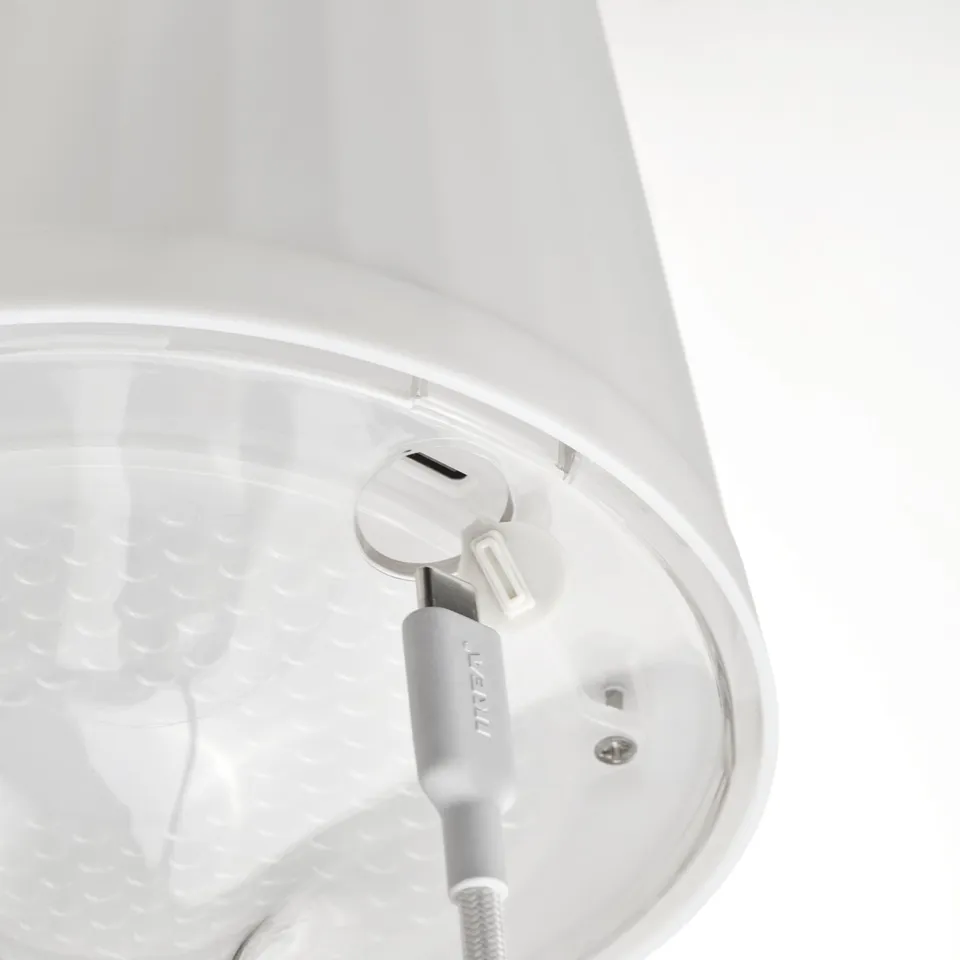 LAMPAN lamps usb-c charging port for batteries, enabling portable use.