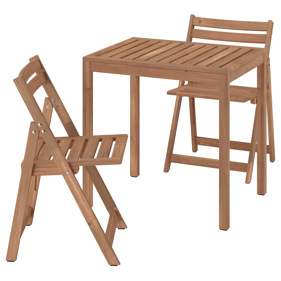 IKEAs NÄMMARÖ set: light brown outdoor table and 2 chairs made of acacia wood.