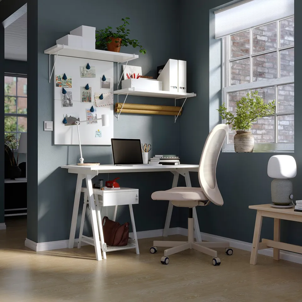 TROTTEN in a room