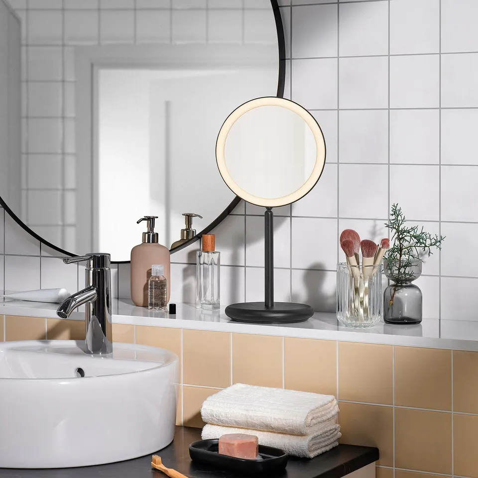 Ekfann mirror on bathroom counter. Black, round, magnifying & dimmable.