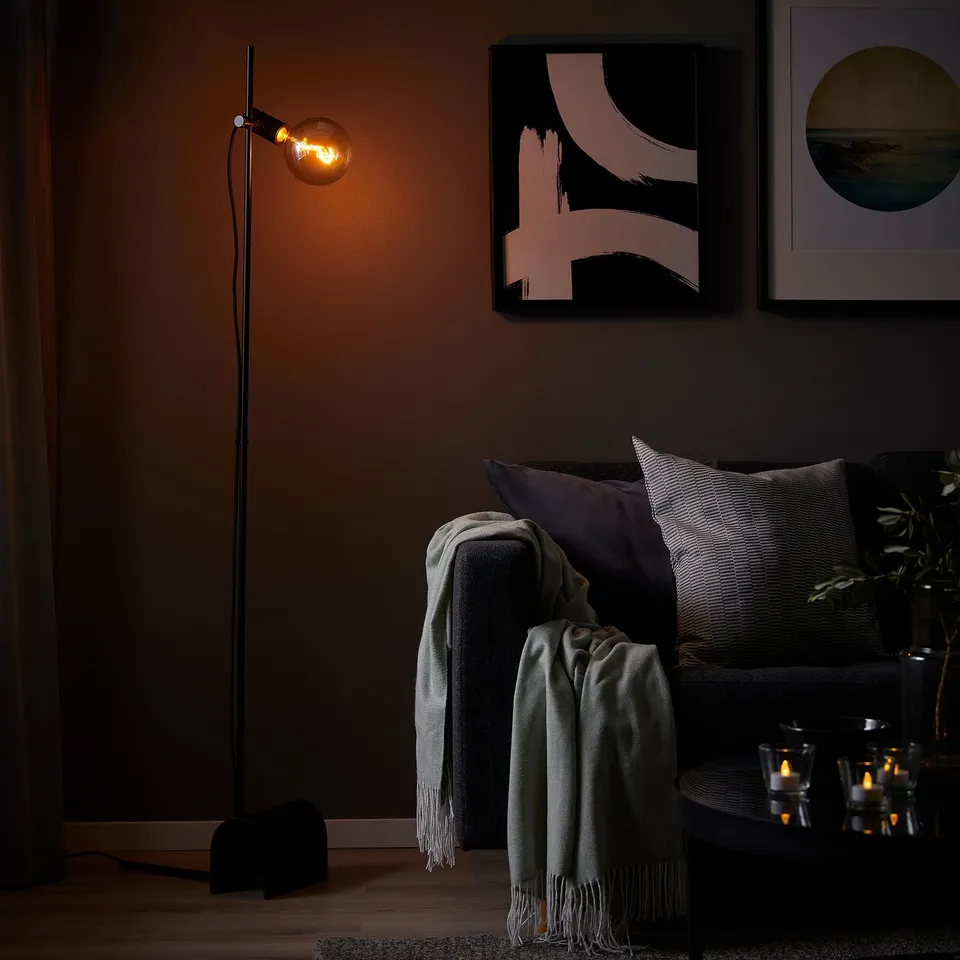 HÅRSLINGA / MOLNART in a room