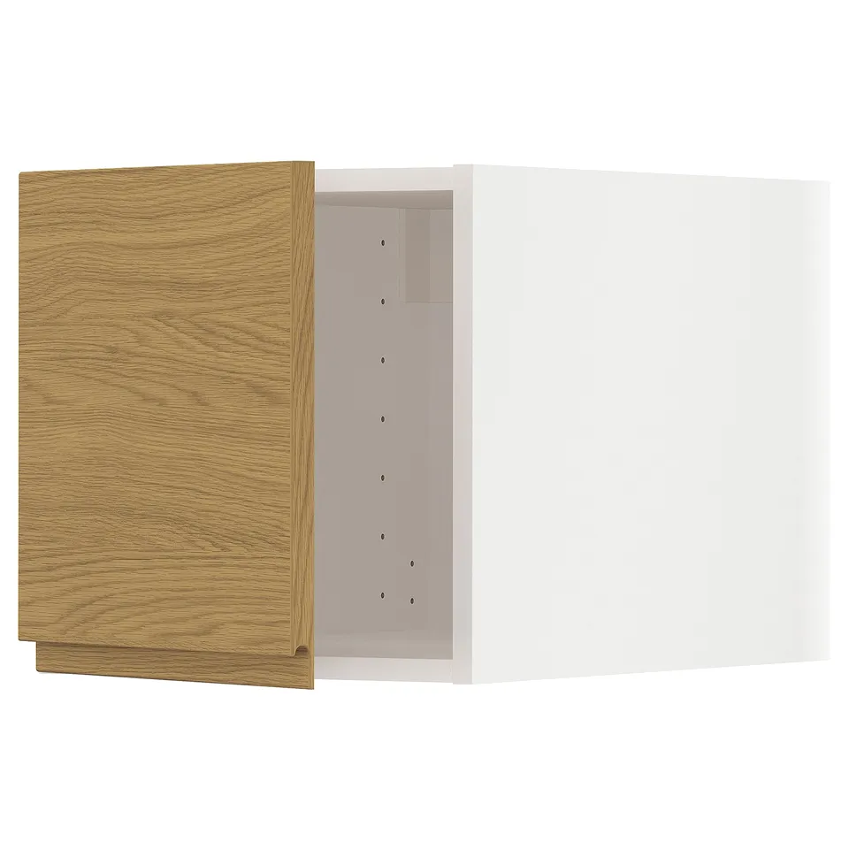 A wooden kitchen cabinet from the METOD system, featuring oak-colored voxtorp fronts with integrated handles.