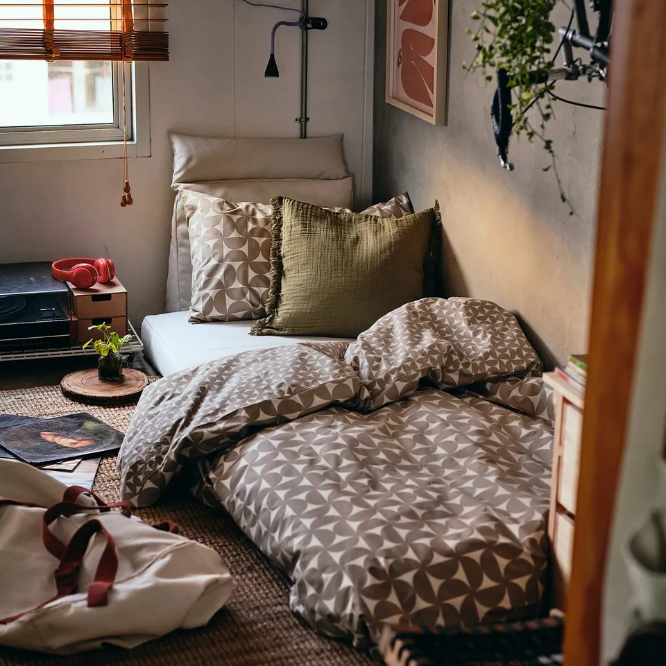 KOMPISHÄNG in a room