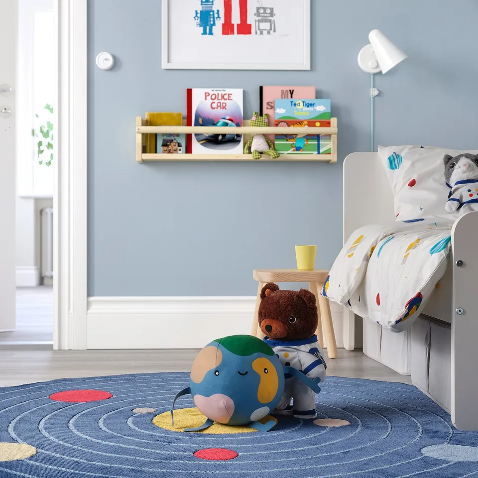 Childs room with alien AFTONSPARV, blue rug, cosy blues/whites.