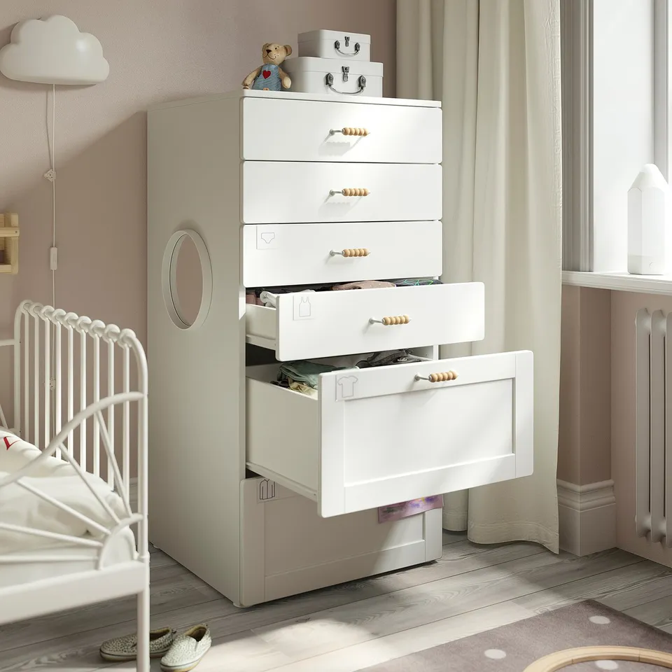 Childs room with white SMÅSTAD chest, four top drawers for small clothes and two bottom drawers for larger items.