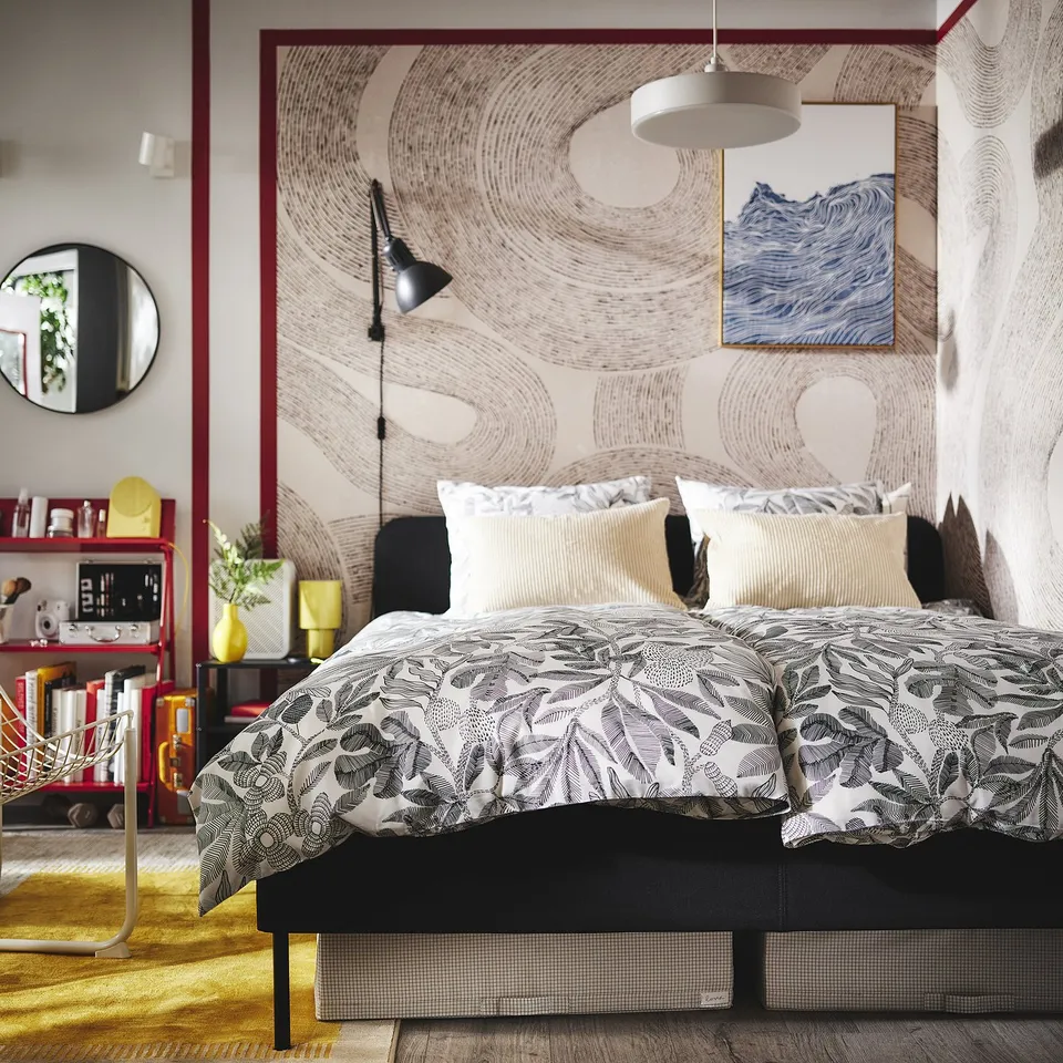 BROKDRACENA in a room
