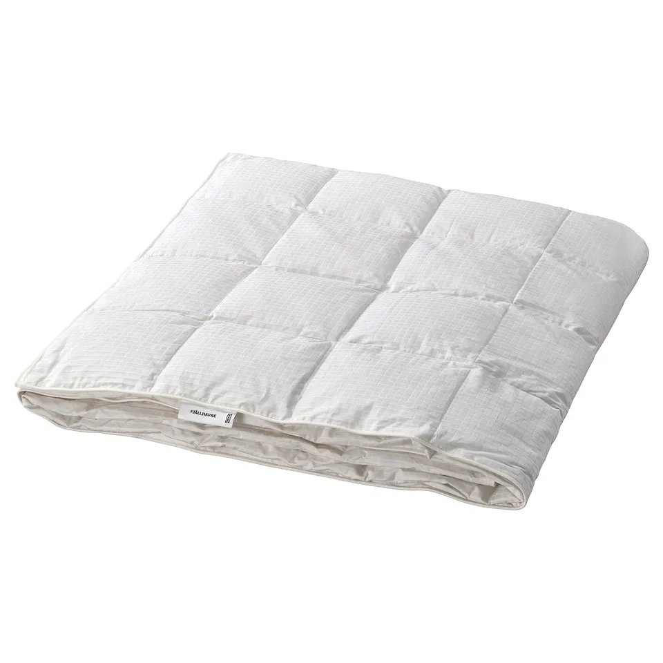 A white FJÄLLHAVRE duvet, featuring box stitching for air circulation and filled with 80% recycled down and 20% feathers.