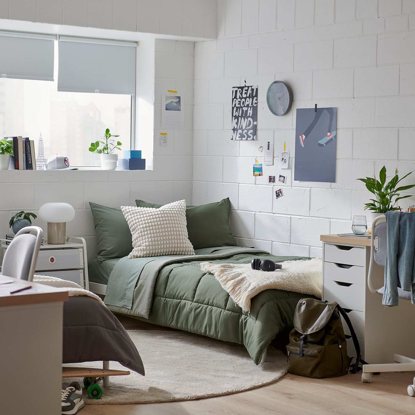 HEDFRYLE in a room