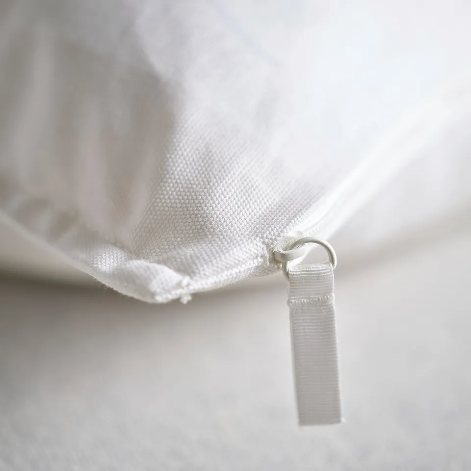 Close-up of GURLI cushion cover zip, made with smooth, high-quality recycled cotton.