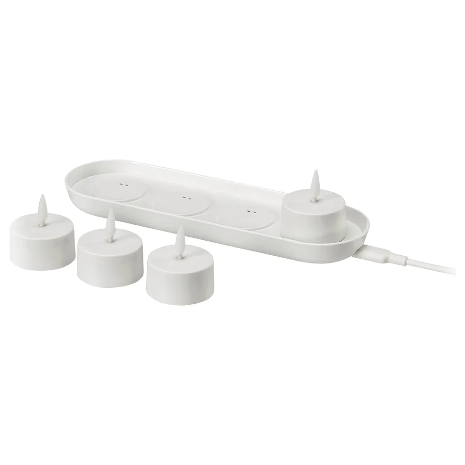 SKATGÅS led tealight kit. White, includes 4 tealights and charging tray. Safe, flickering lights for homes ambiance.