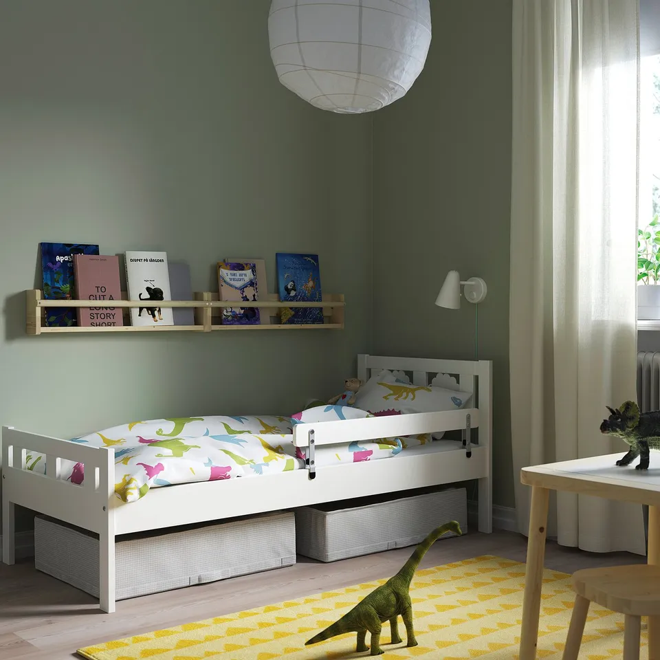 KRITTER in a room