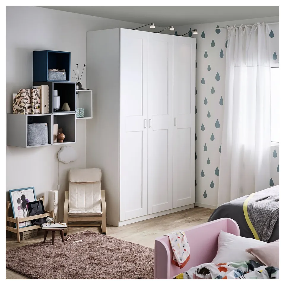 Bright kids room with white GRIMO closet, colourful bedding, and decorative raindrop curtains.