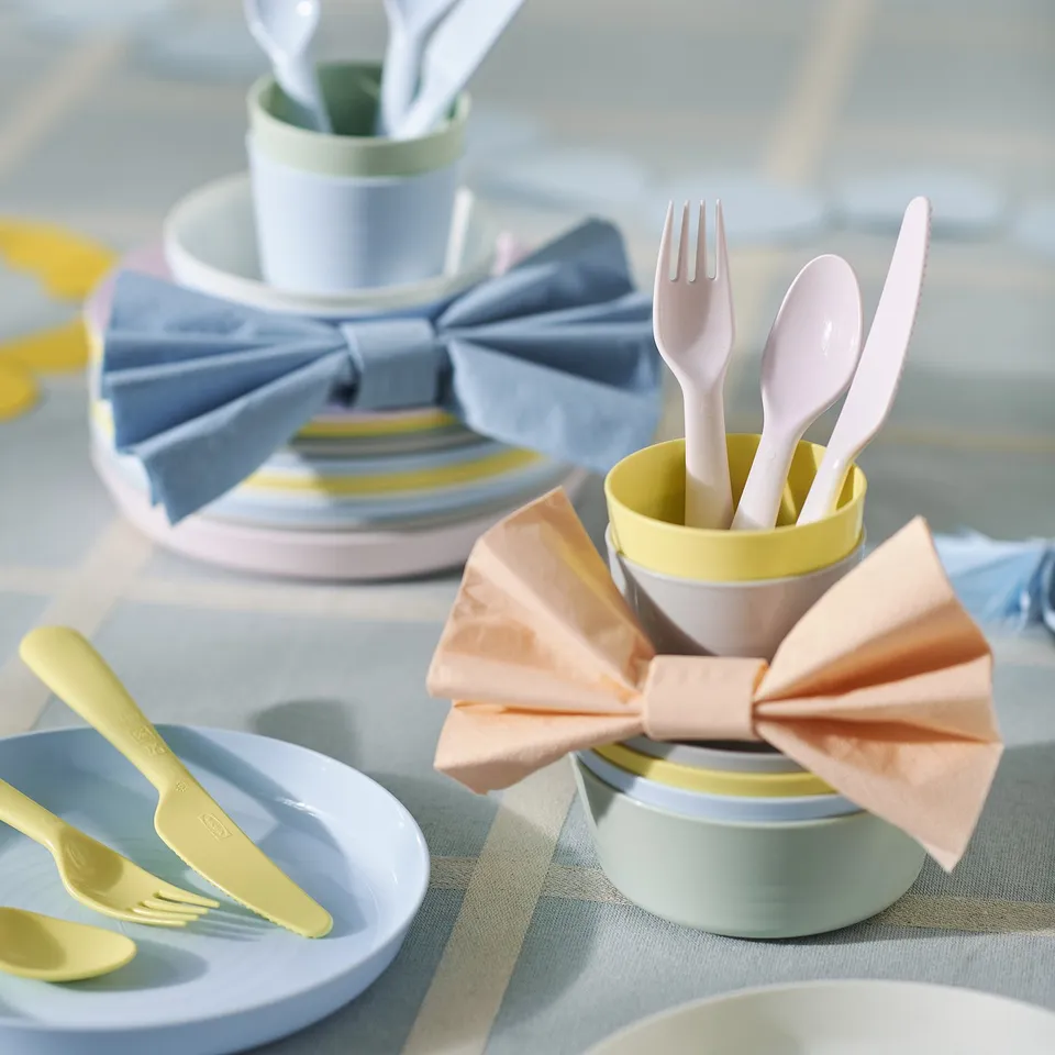 Colourful KALAS plastic cutlery set for kids in holder. Pastel handles, serrated blades. Small size, neat design.