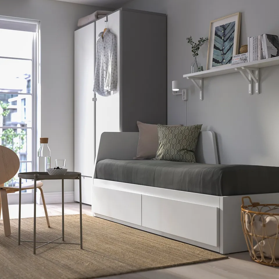 FLEKKE in a room