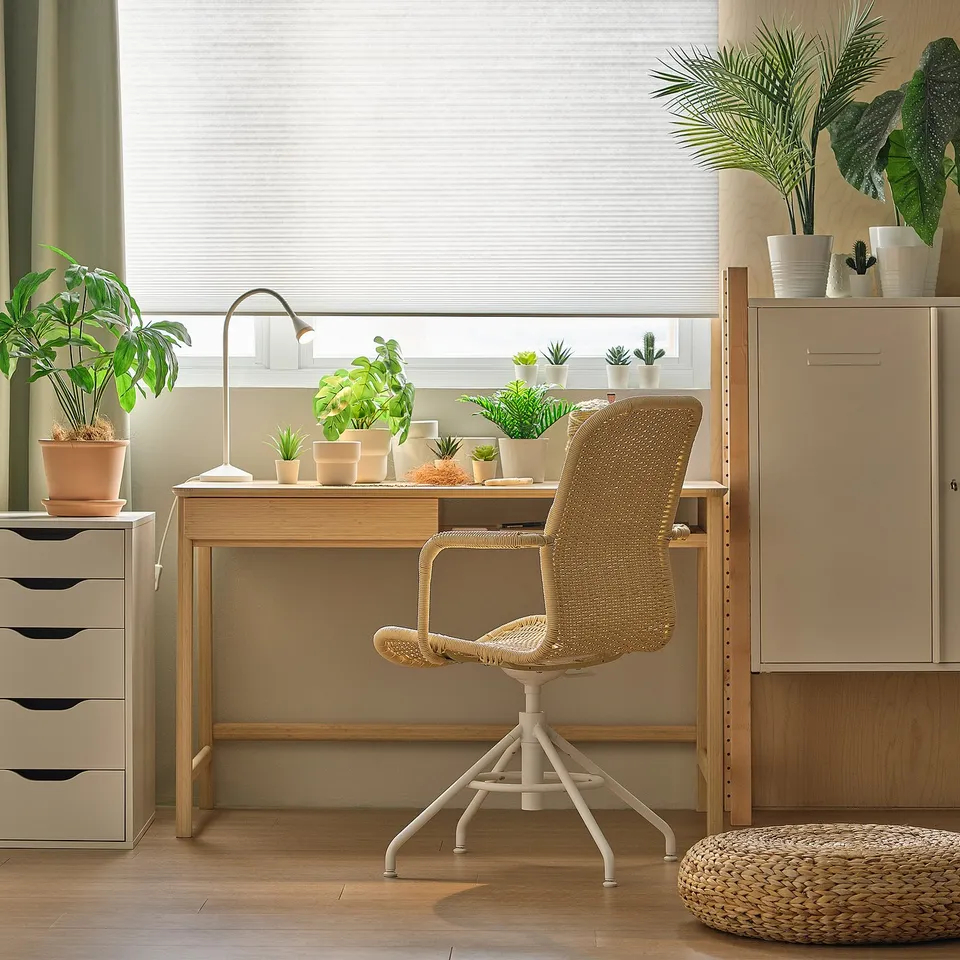 BETESHÄST / STIGBYGEL in a room