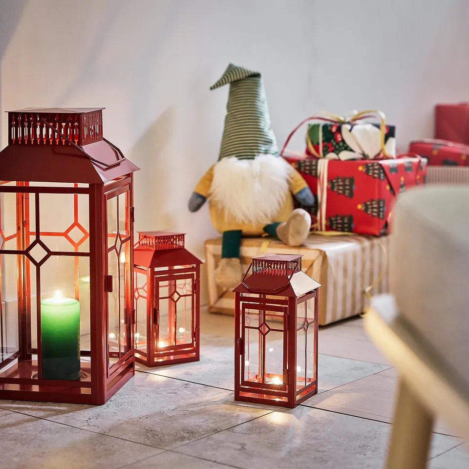 Three glowing VINTERFINT lanterns, varying sizes, with candles.