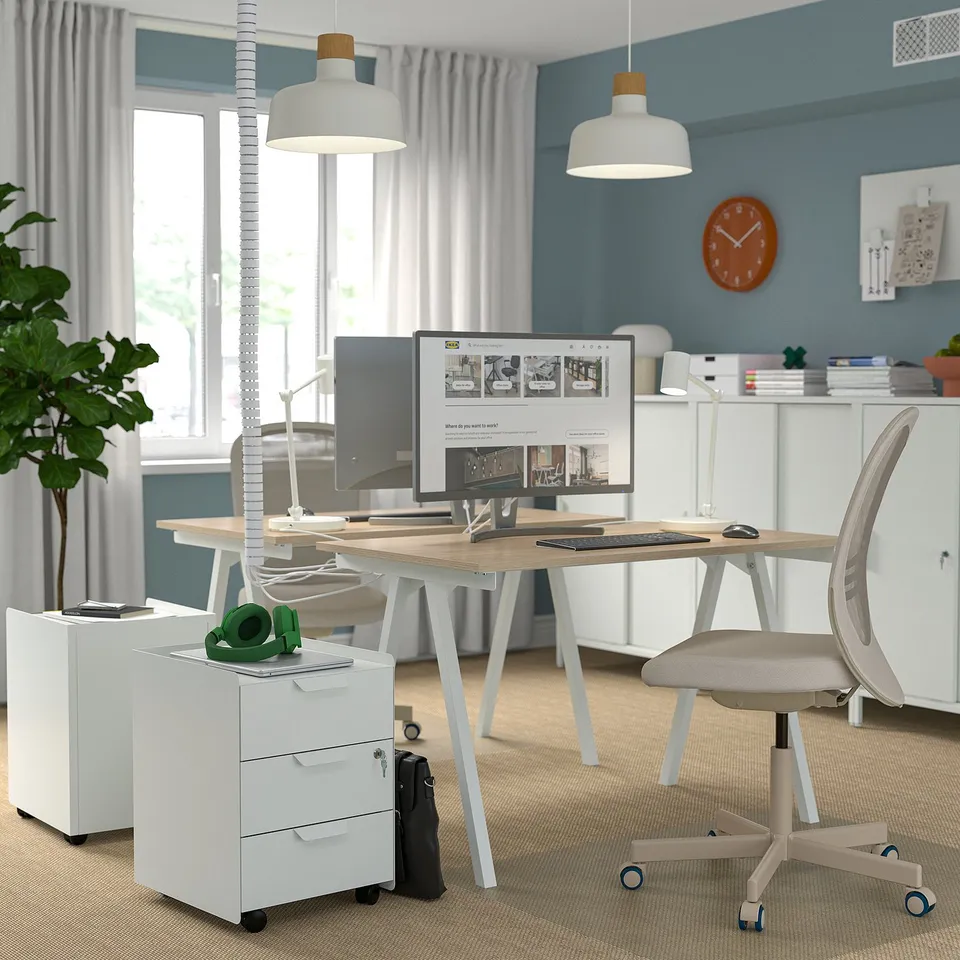 TROTTEN in a room