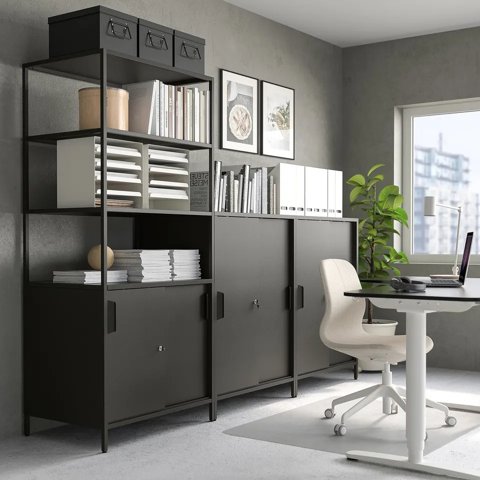 TROTTEN in a room
