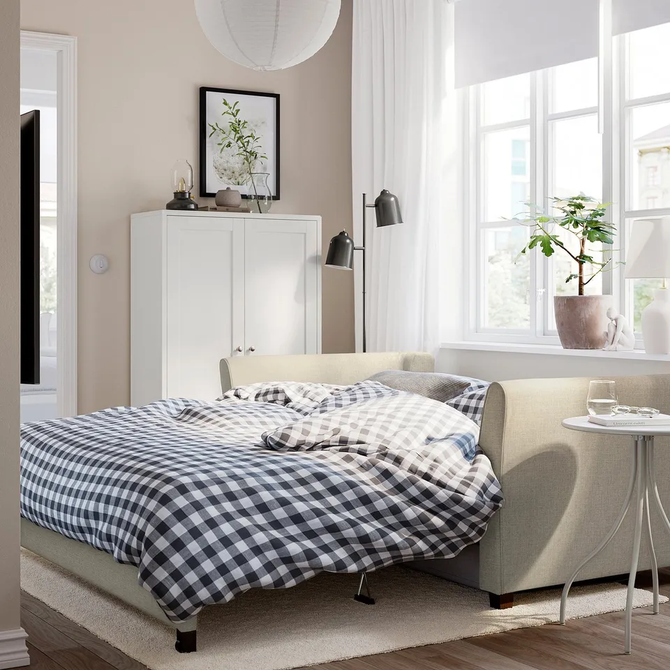 EKHOLMA in a room