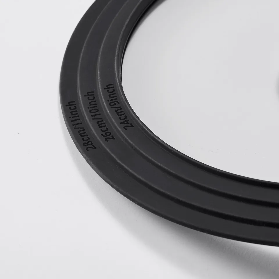Black silicone bands displayed, showing dimensions 24/26/28 cm, set on white surface.
