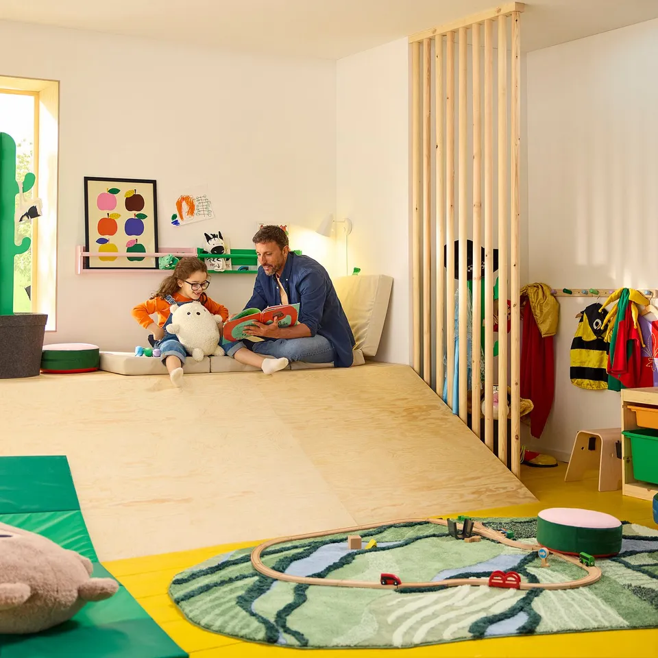 GREJSIMOJS in a room