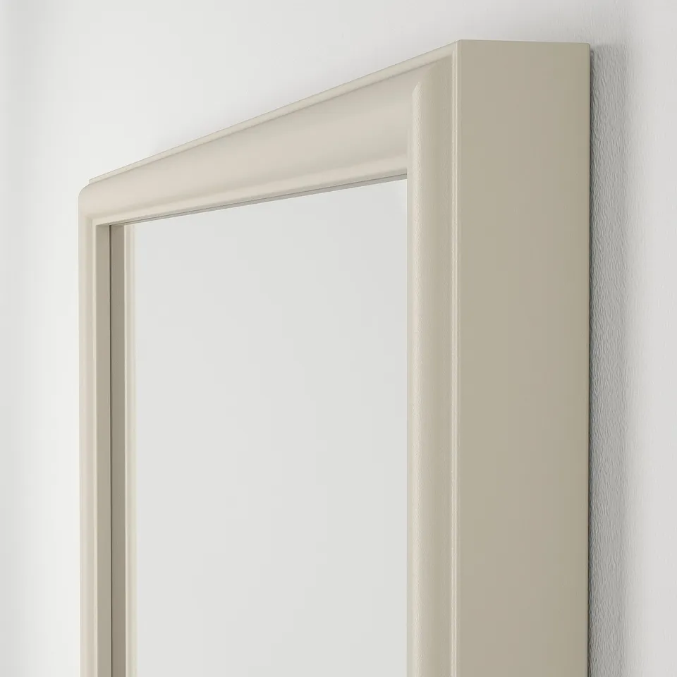 Elegant mirror with sturdy frame, high-quality finish, reflecting a sophisticated and modern design.