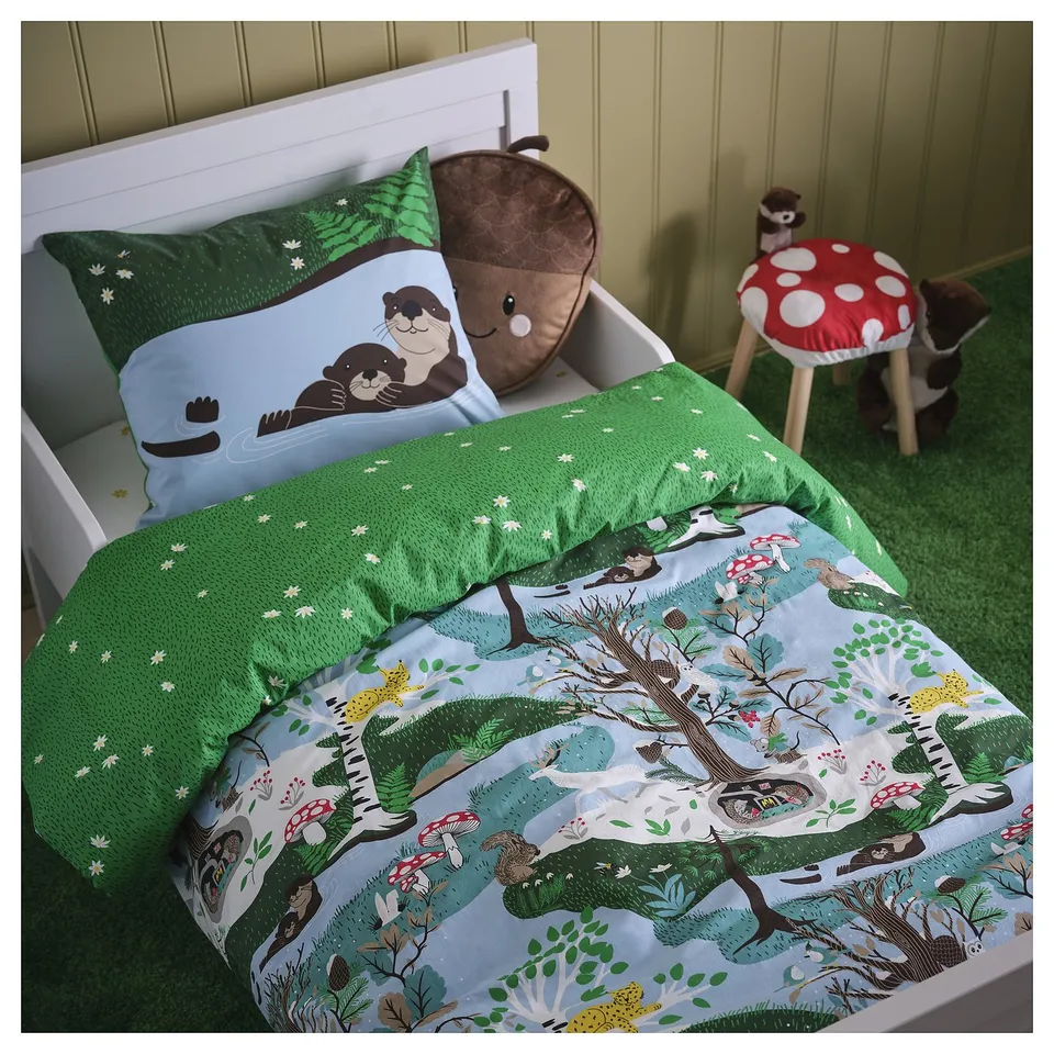 SKOGSDUVA duvet on kids bed with green/blue forest design, mushroom pillows, cosy room.