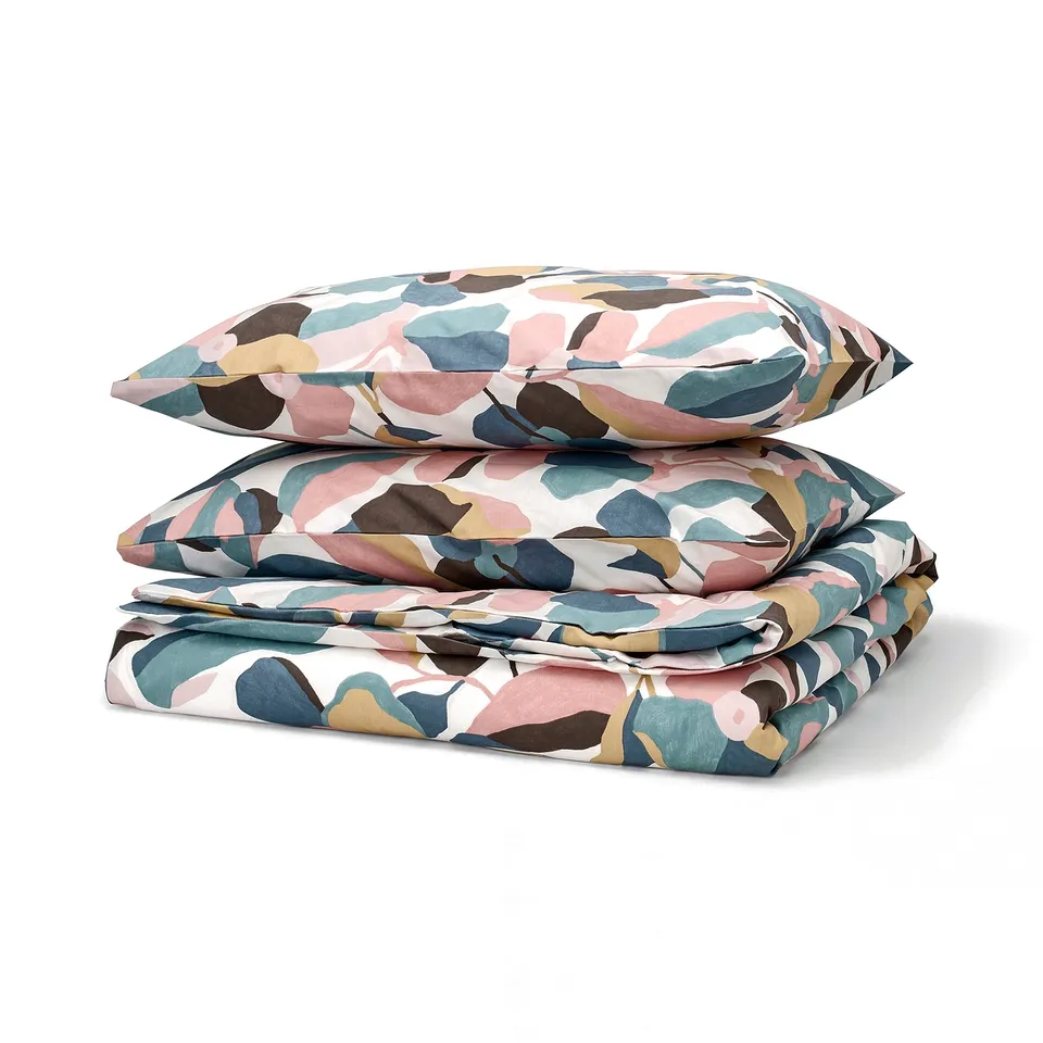 Vibrant bedding: folded VIDEOXBÄR duvet cover colourful leaf design on soft cotton/lyocell blend, crisp percale weave.