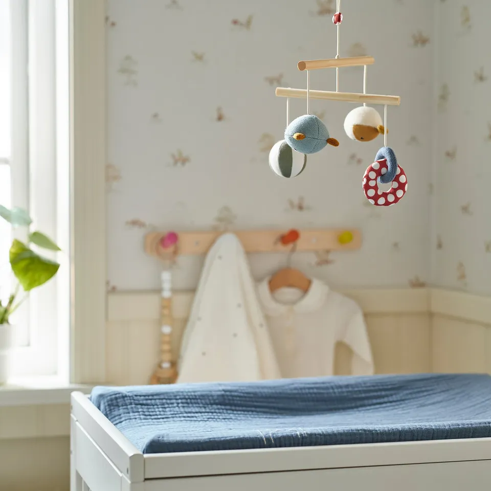GULDVÄVARE in a room